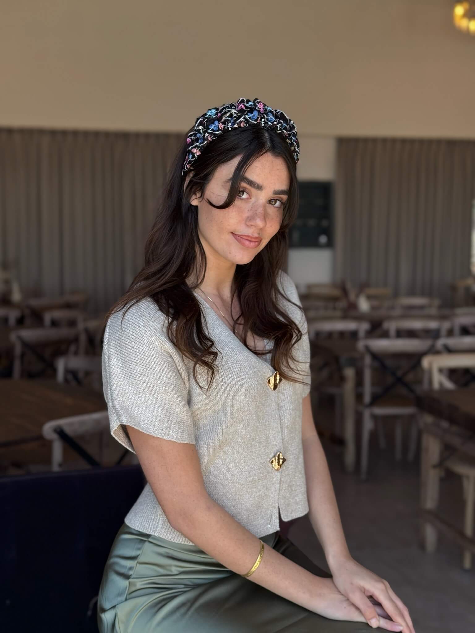 קשת לשיער רקמה ופייט על בסיס רשת שחור פירחוני צבעוני