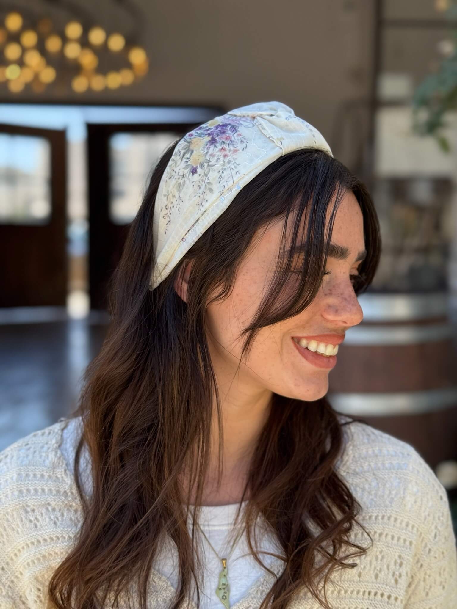 קשת לשיער שיפון פירחוני  על בסיס אוף ווייט עם רקמה עדינה פייט עדין