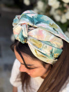 סרט קשירה לשיער דמוי פשתן פרחוני בגווני פסטל תכלת ורוד עדין שמנת וירקרק