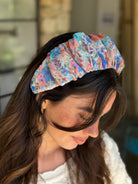 קשת לשיער שיפון פירחוני בגווני פסטל רכים תכלת ורוד סגול ואפרסק בשילוב פייט עדין