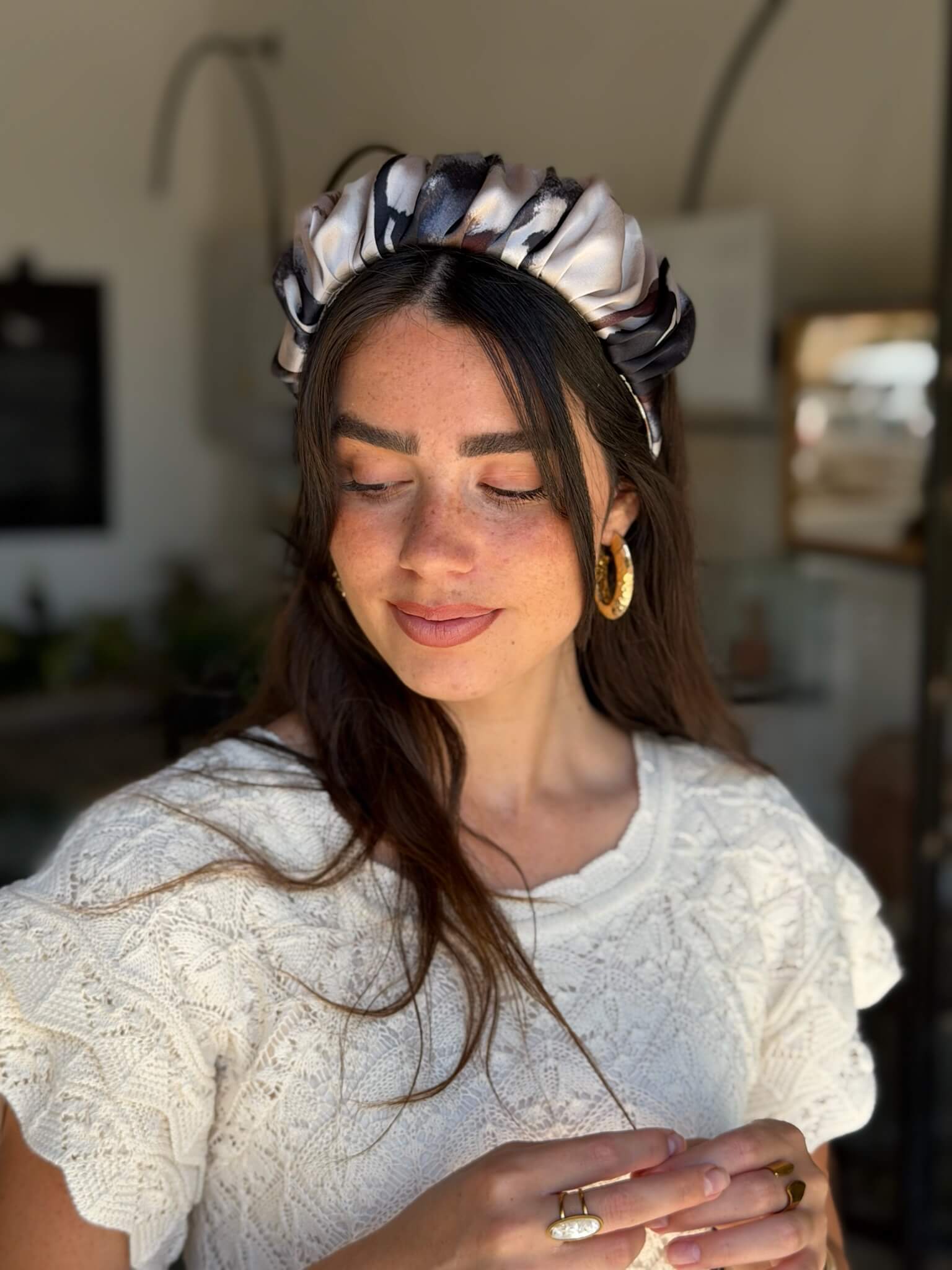 קשת לשיער שיפון בגווני שמנת אפור ושחור בסגנון צבעי מים