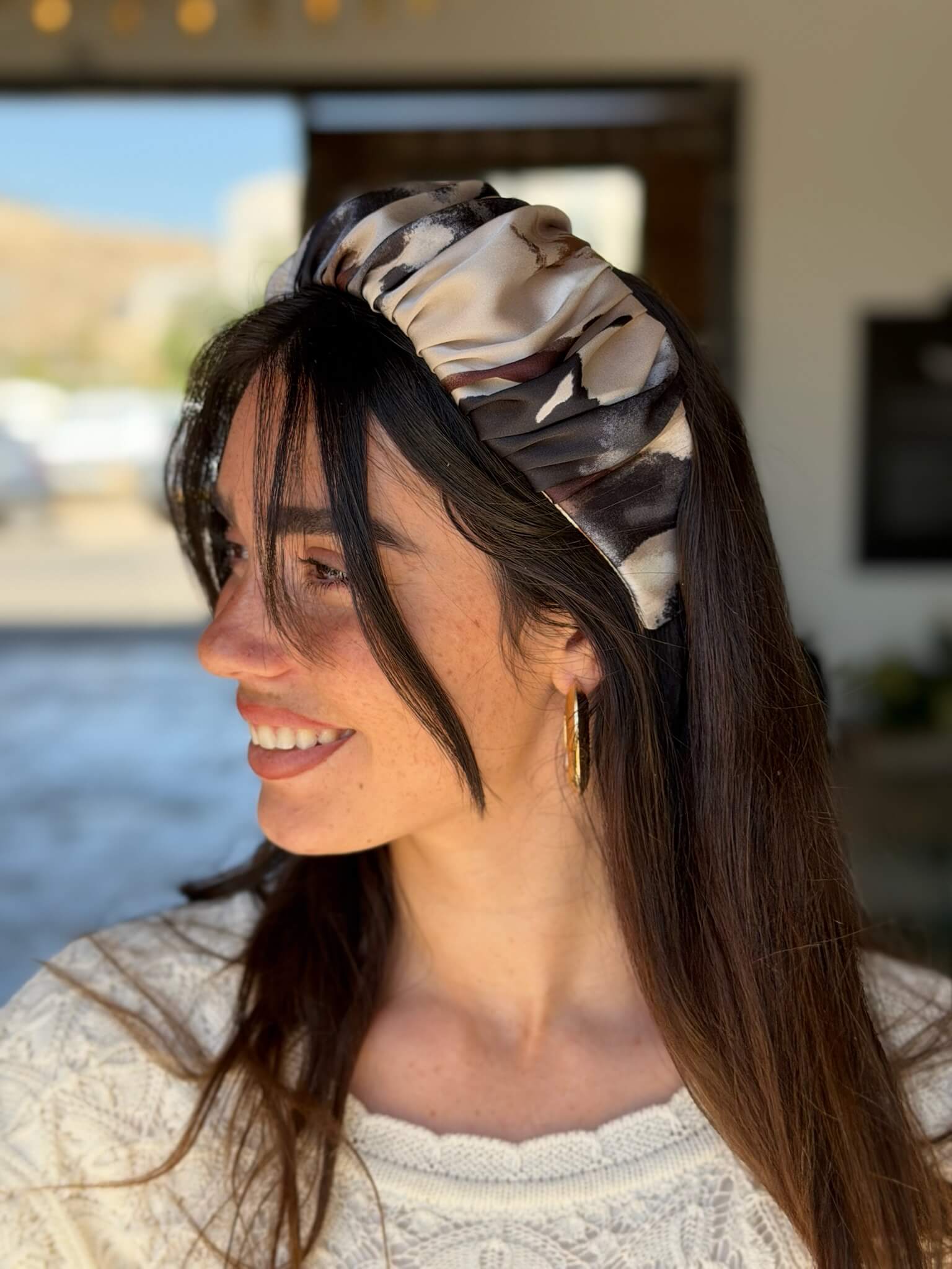 קשת לשיער שיפון בגווני שמנת אפור ושחור בסגנון צבעי מים