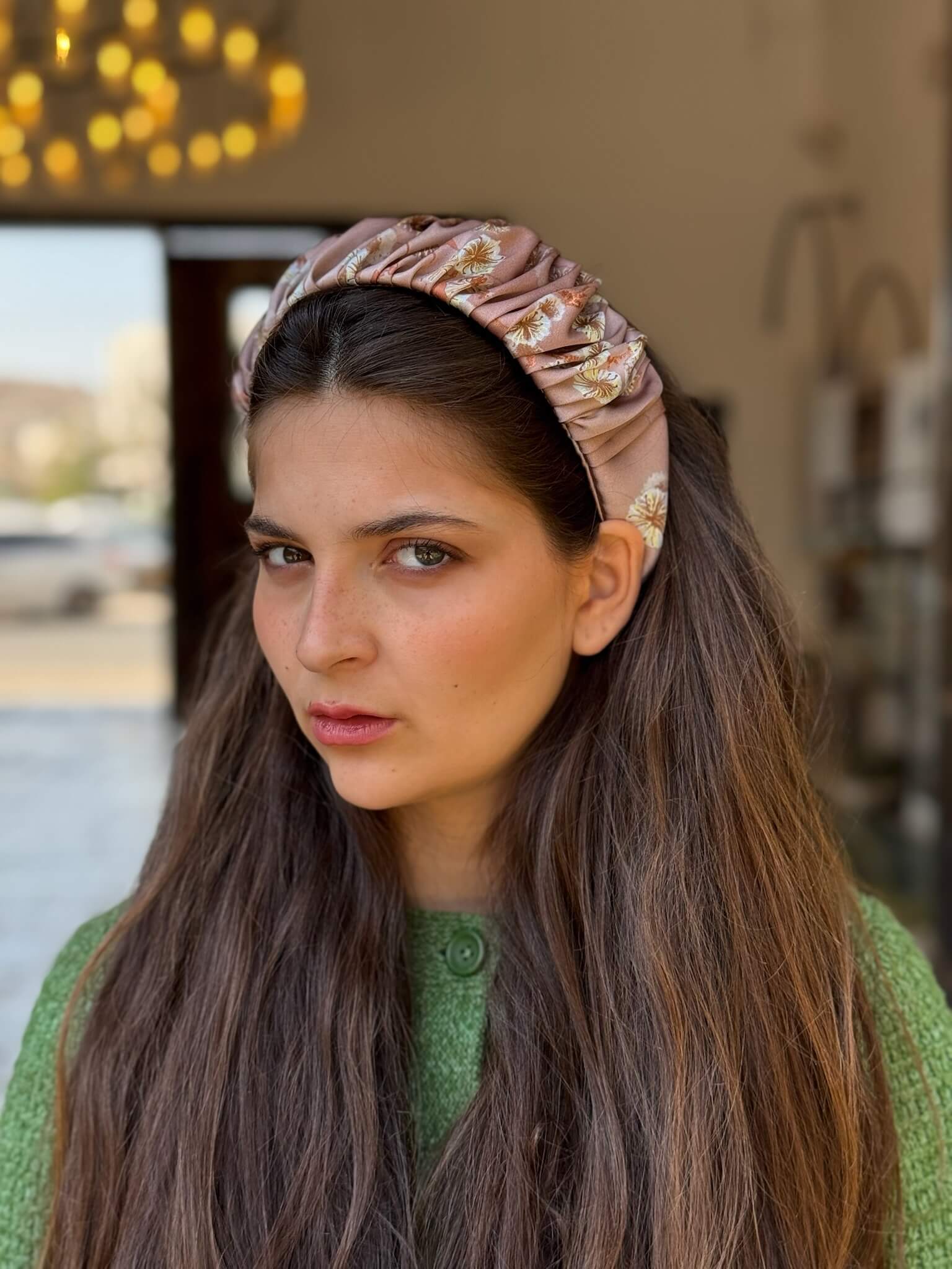 קשת לשיער שיפון ורוד עתיק בהיר עם עלים שמפניה
