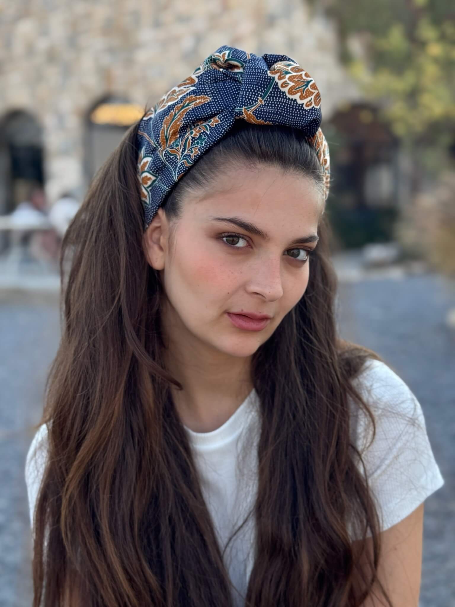 סרט קשירה לשיער שיפון נייבי עם נקודות ופרחים בחרדל