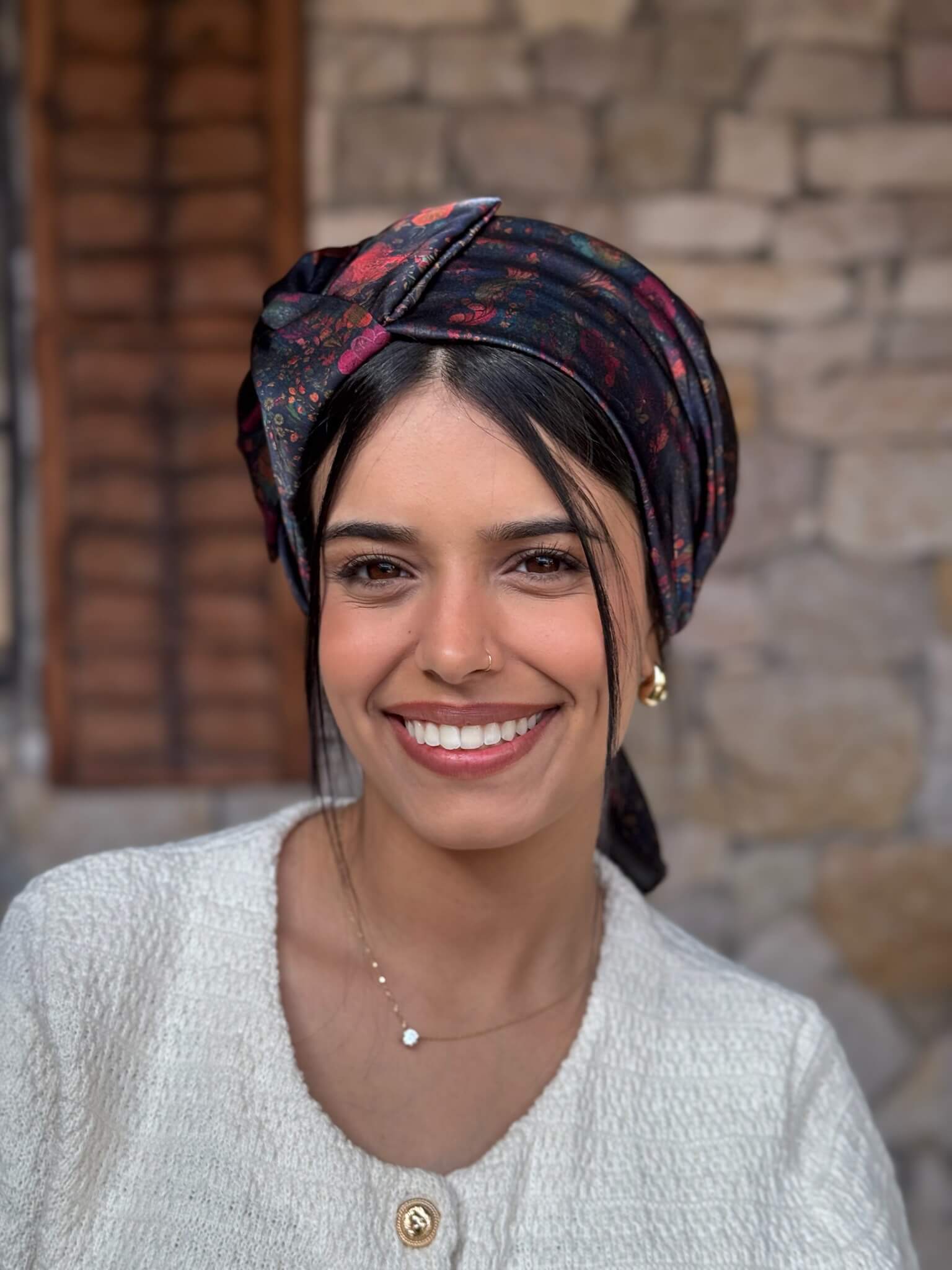 מטפחת ראש שיפון פירחוני על בסיס שחור
