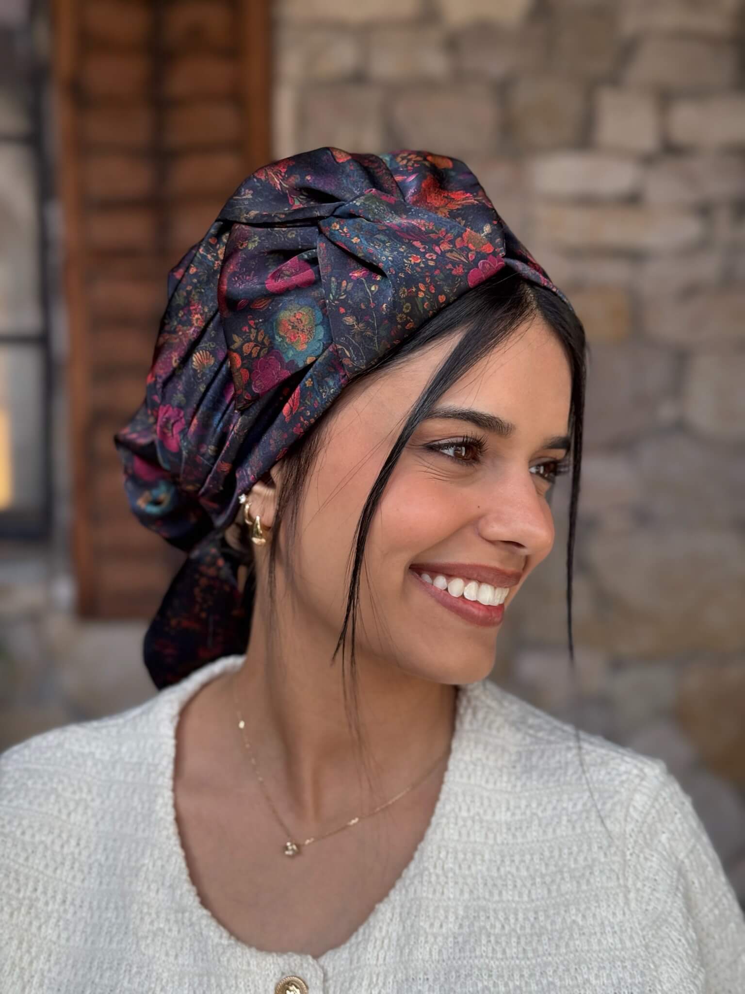 מטפחת ראש שיפון פירחוני על בסיס שחור