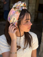 סרט קשירה לשיער בד דמוי פשתן פירחוני עדיןבגווני פסטל רכים שילוב מושלם של אפרסק לילך ונגיעות זית