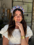 קשת לשיער שיפון פירחוני בגווני פסטל רכים תכלת ורוד סגול ואפרסק בשילוב פייט עדין