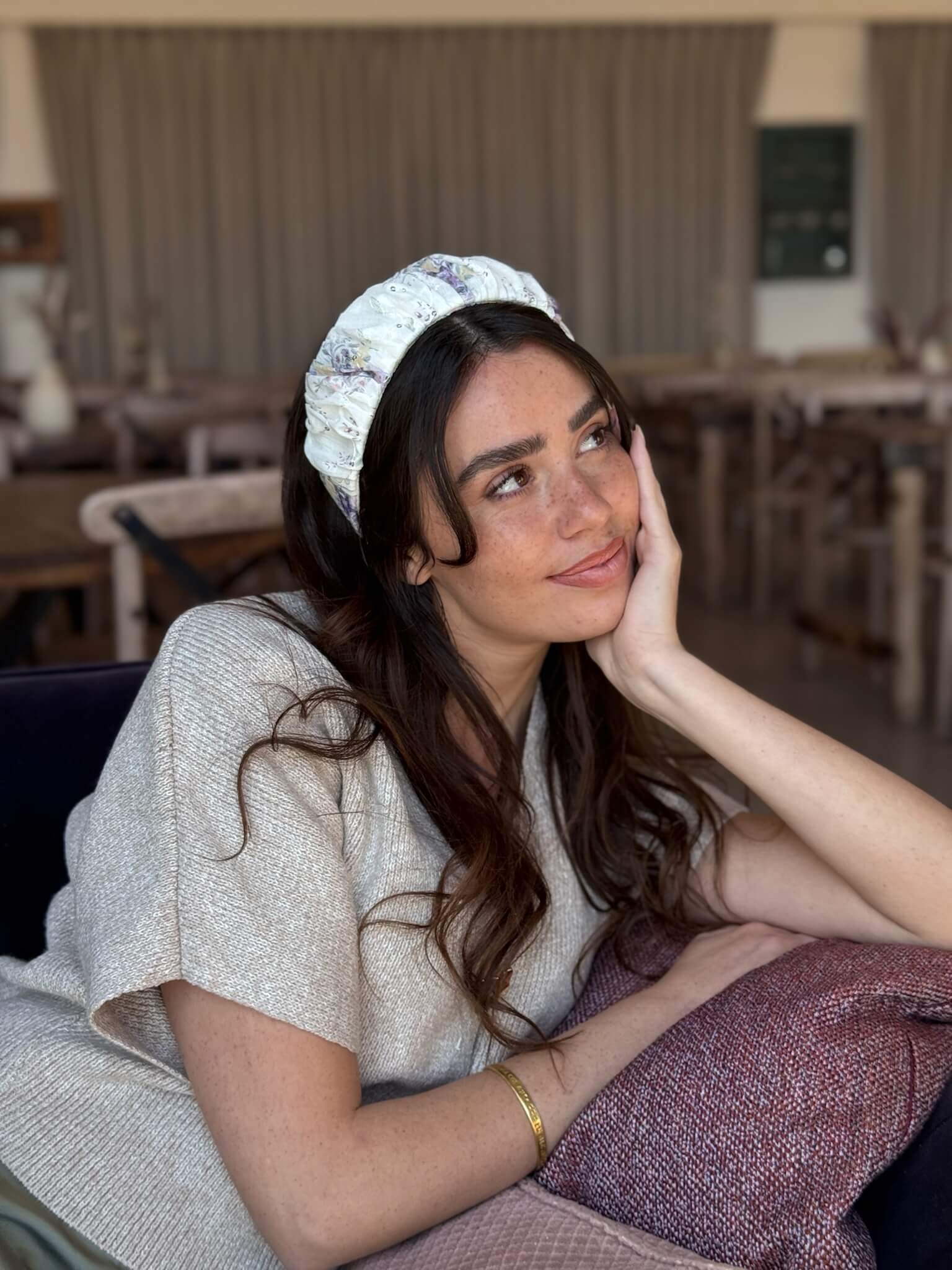 קשת לשיער שיפון רקום פירחוני על בסיס אוף ווייט ופייט כסף עדין