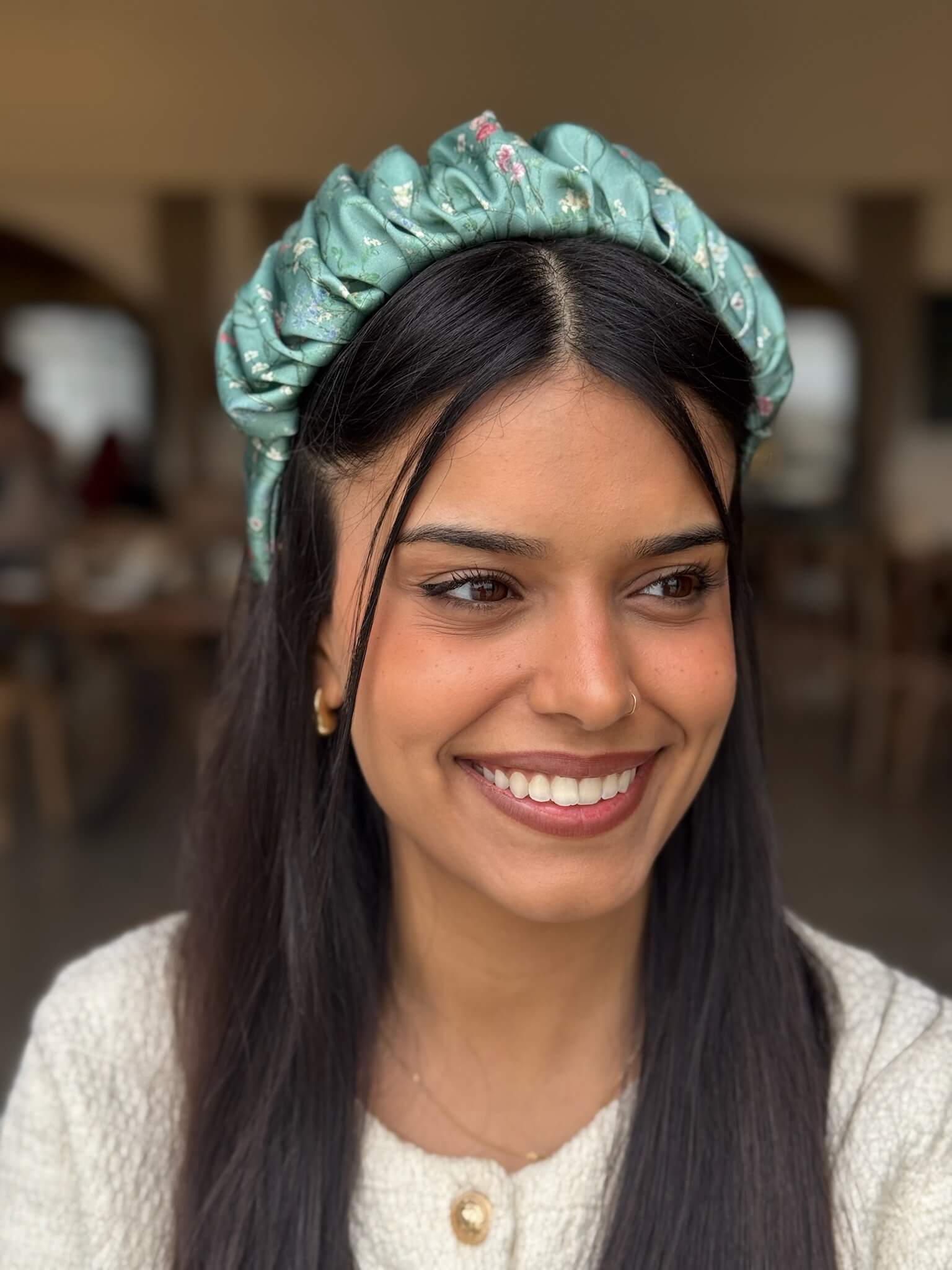 קשת לשיער שיפון פרחוני על בסיס ירוק בהיר