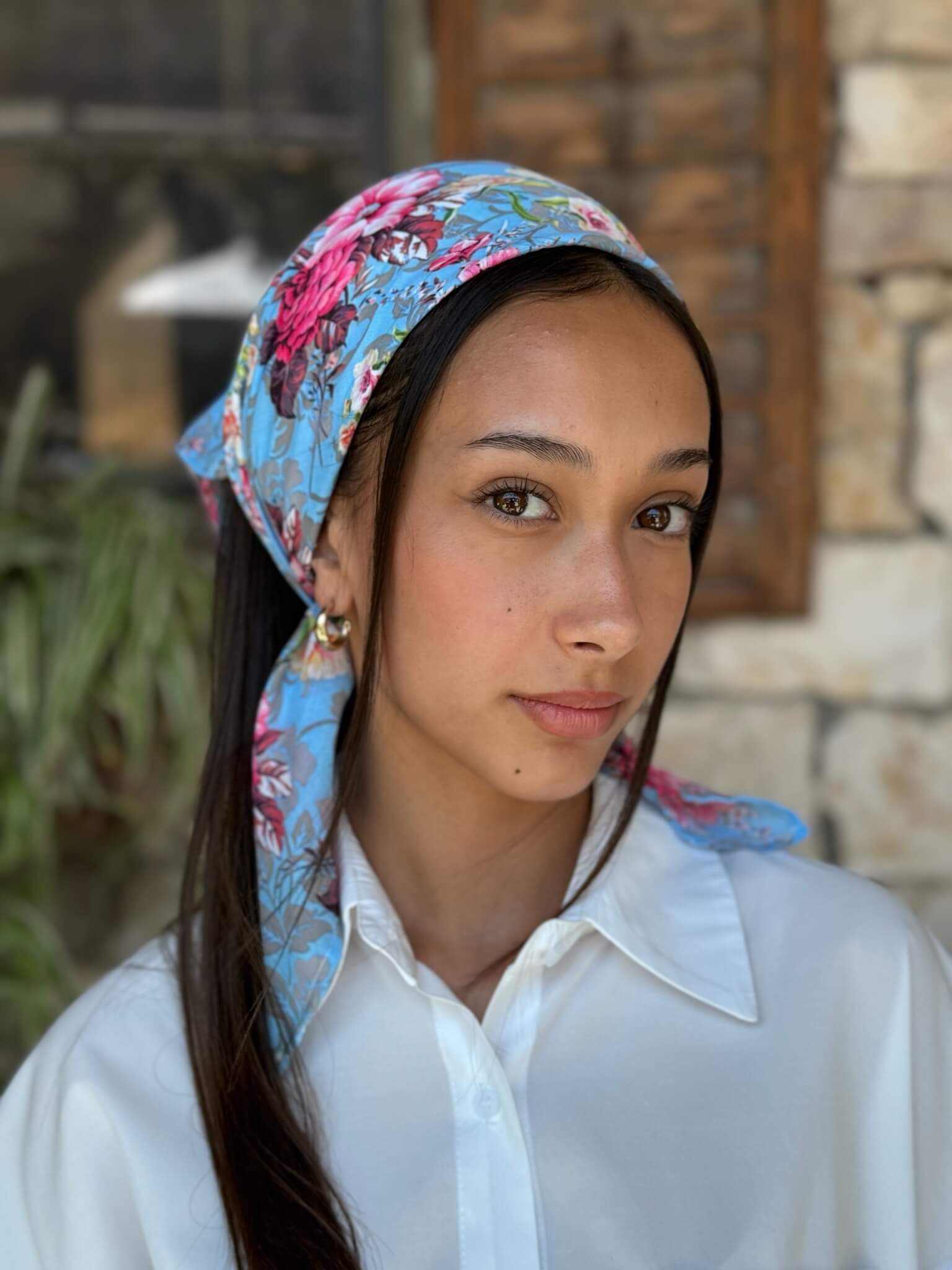 ריבוע פרחוני ורוד על בסיס תכלת