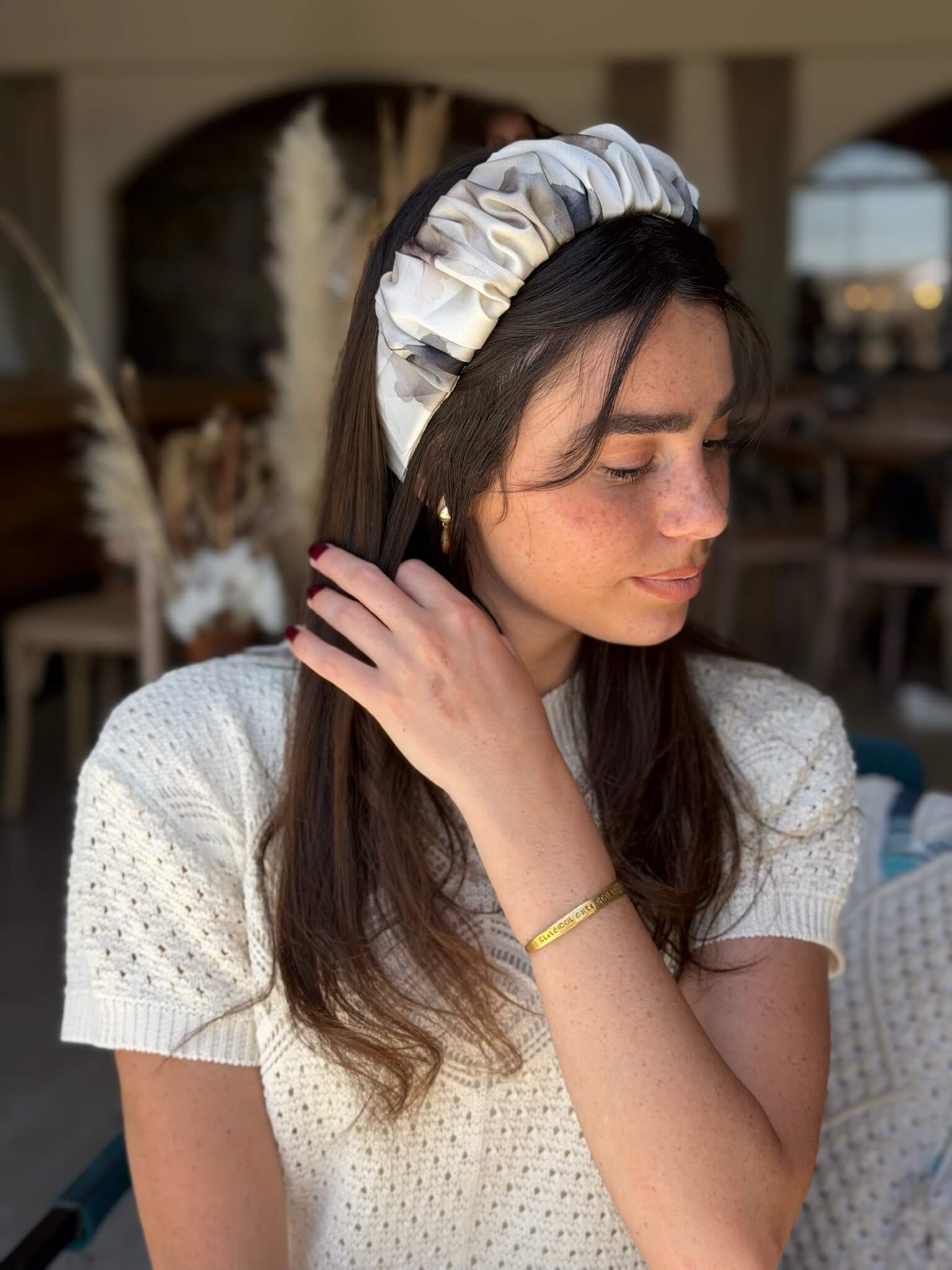 קשת לשיער שיפון בגווני שמנת אפור ושחור בסגנון צבעי מים