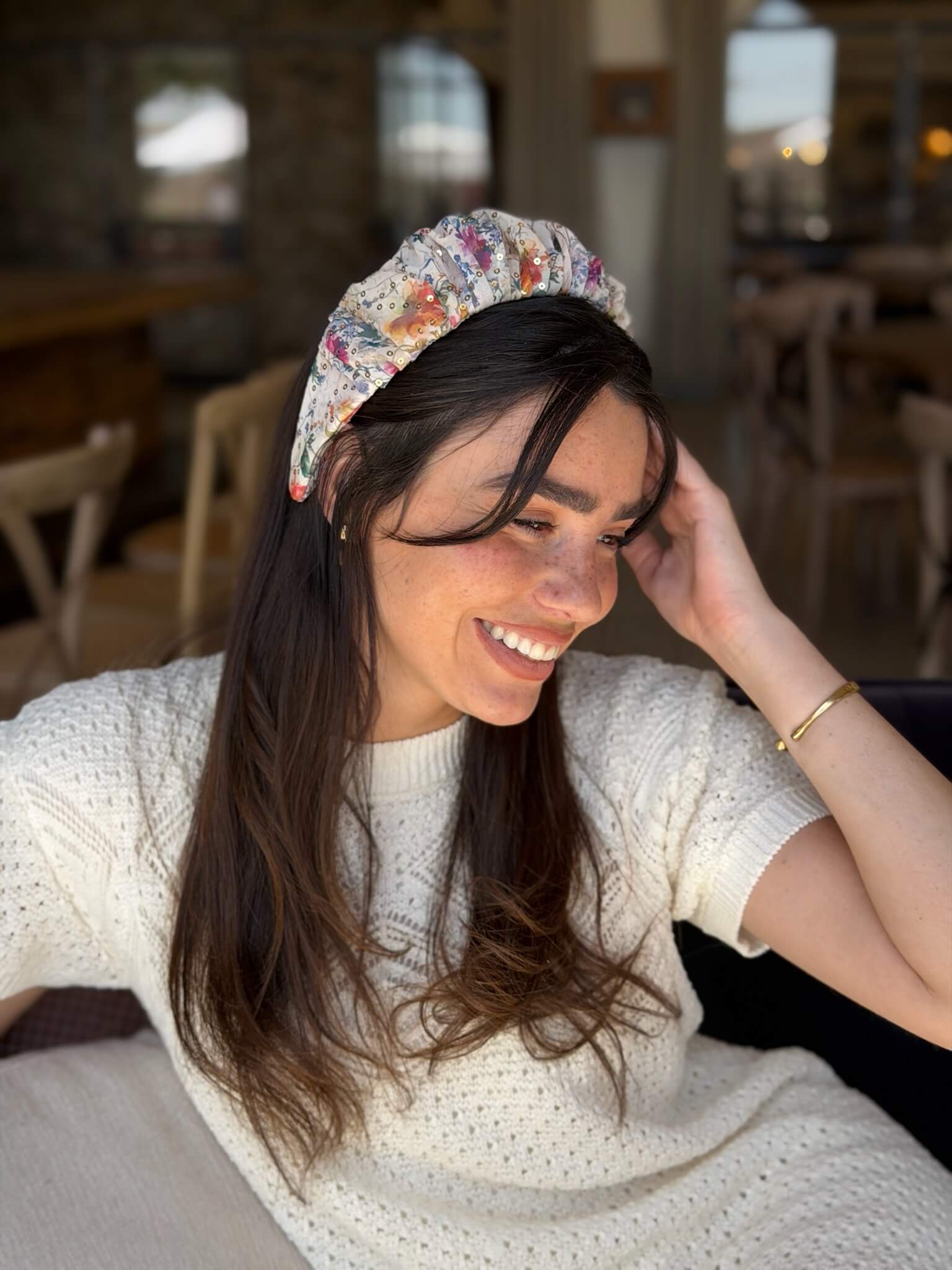 קשת לשיער שיפון פירחוני בשילוב פייטים עדין