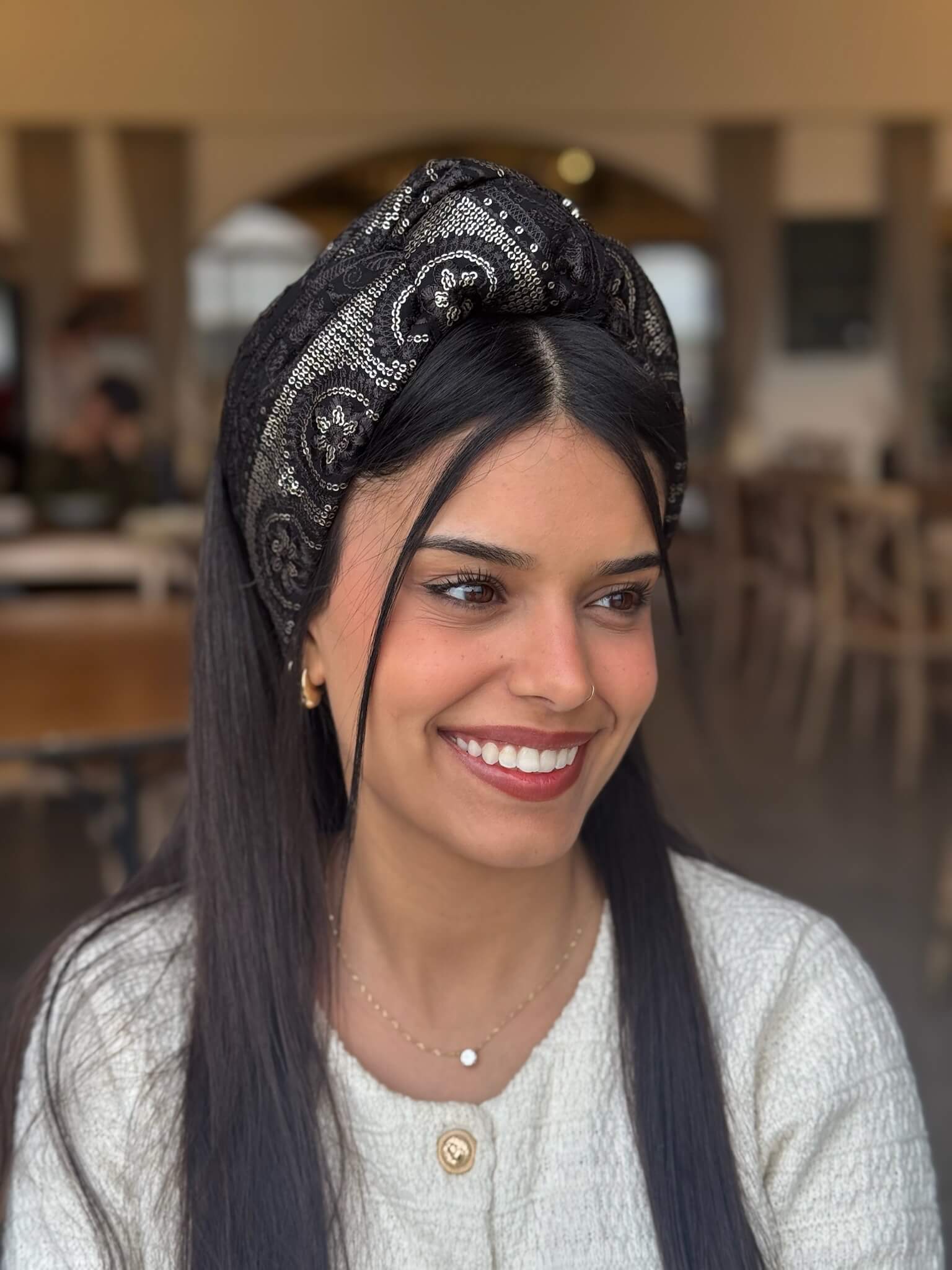 סרט קשירה לשיער רקמה שחור וזהב