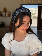 קשת לשיער שיפון כחול נייבי הדפס פירחוני בגווני אפור כסף