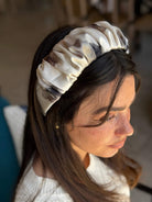 קשת לשיער שיפון בגווני שמנת אפור ושחור בסגנון צבעי מים