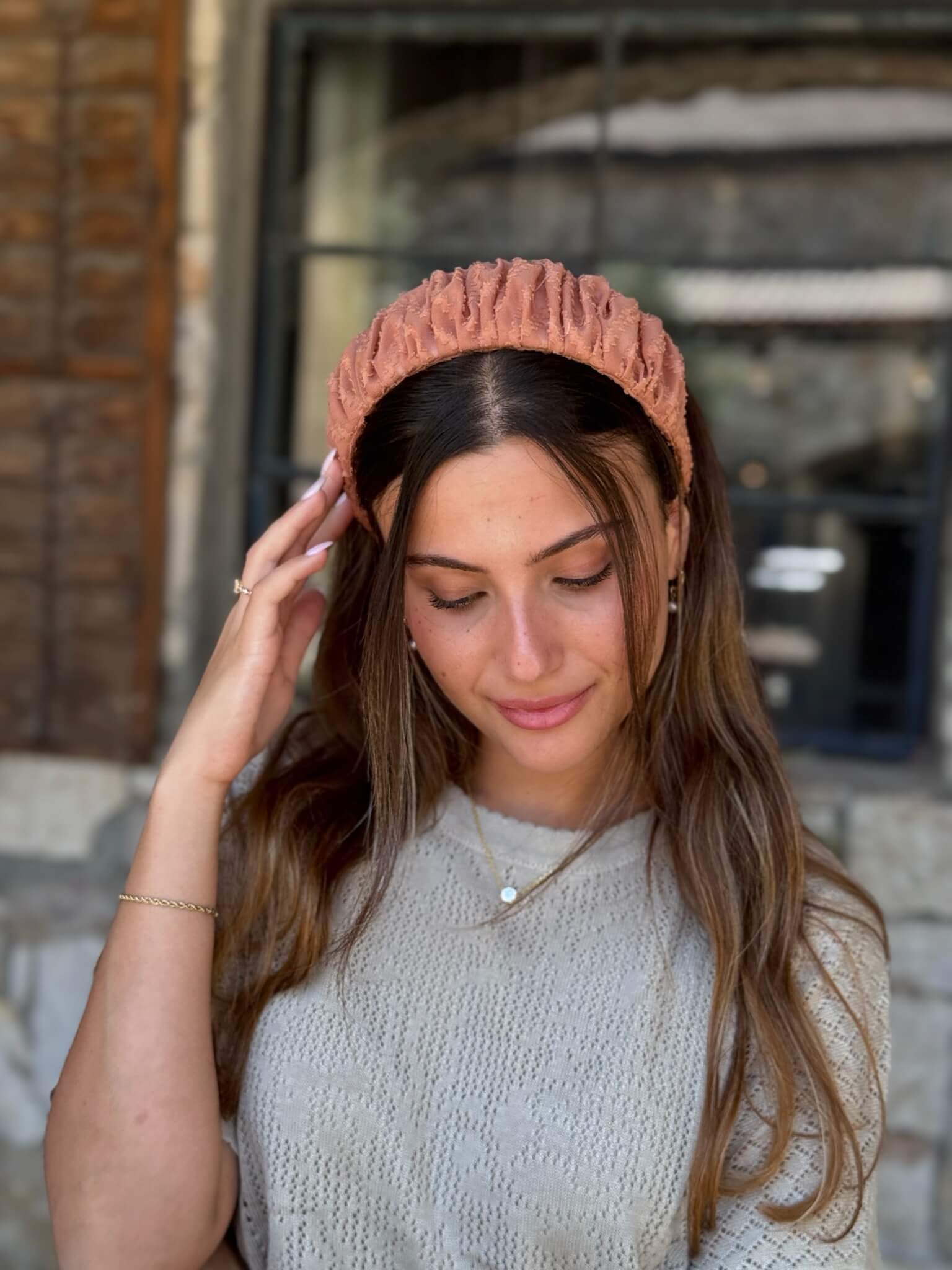 קשת לשיער שיפון רקום בז חמרה