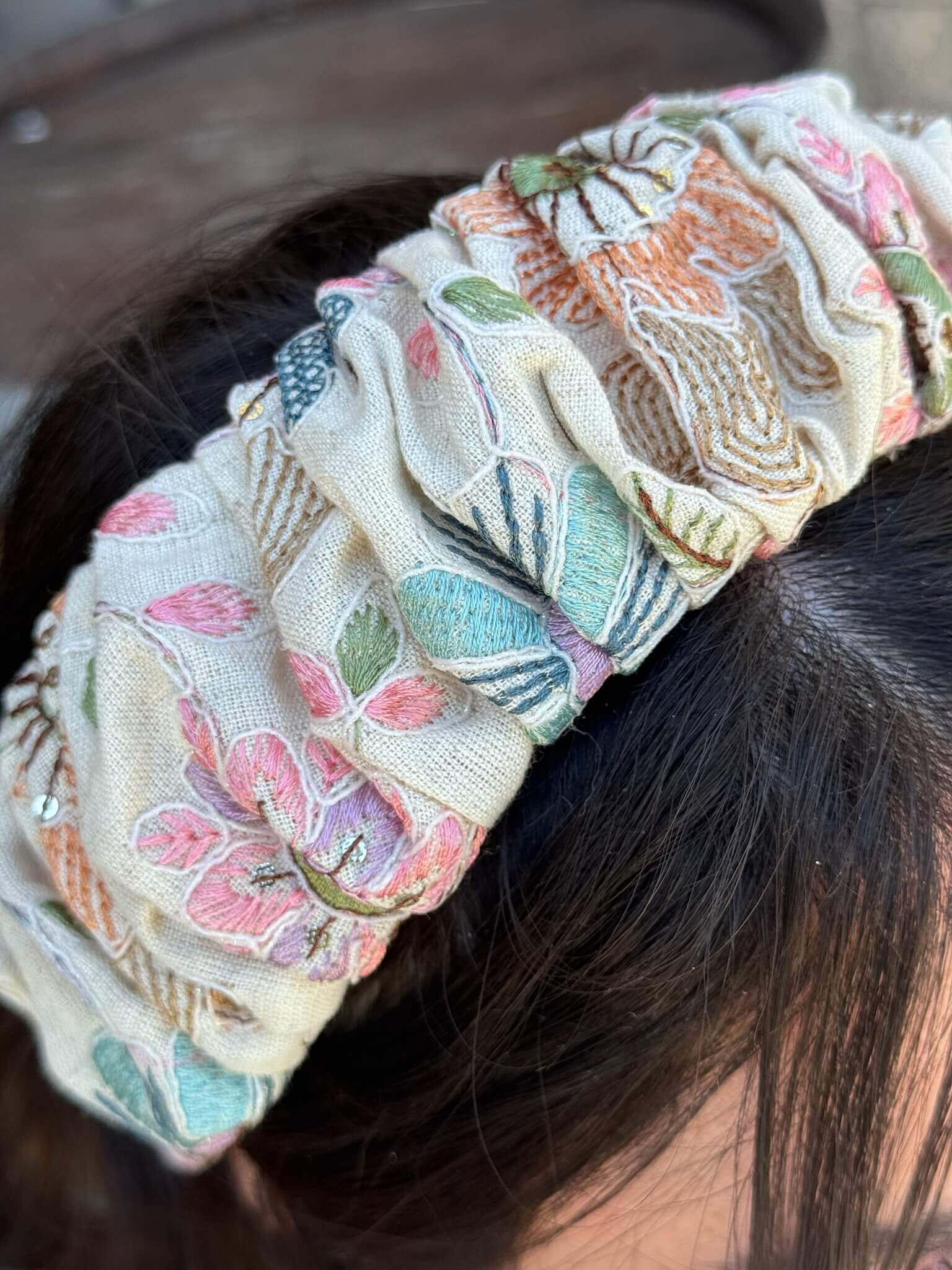 קשת לשיער פירחוני ציבעוני על בסיס פשתן ופייט עדין