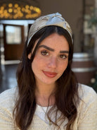 קשת לשיער שיפון על בסיס אפור ופרחים חומים