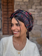 מטפחת ראש שיפון פירחוני על בסיס שחור