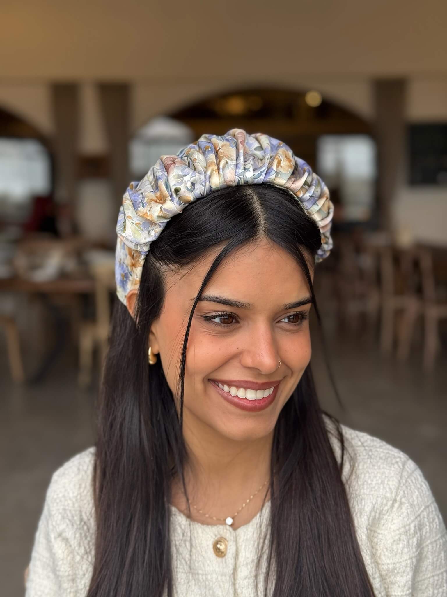 קשת לשיער שיפוןפרחוני צבעי פסטל סגול וירוק על בסיס אוף ווייט