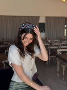 קשת לשיער רקמה ופייט על בסיס רשת שחור פירחוני צבעוני