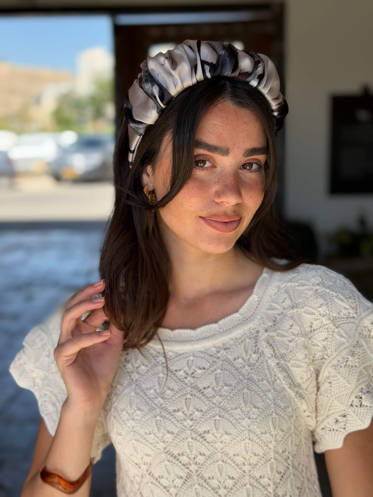 קשת לשיער שיפון בגווני שמנת אפור ושחור בסגנון צבעי מים