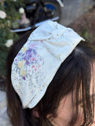קשת לשיער שיפון פירחוני  על בסיס אוף ווייט עם רקמה עדינה פייט עדין