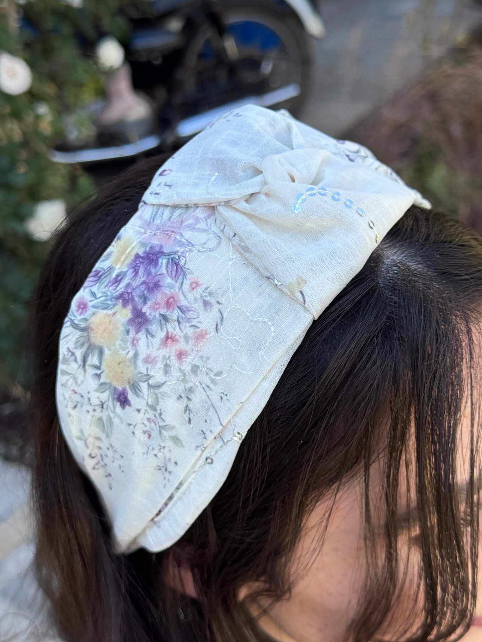 קשת לשיער שיפון פירחוני  על בסיס אוף ווייט עם רקמה עדינה פייט עדין
