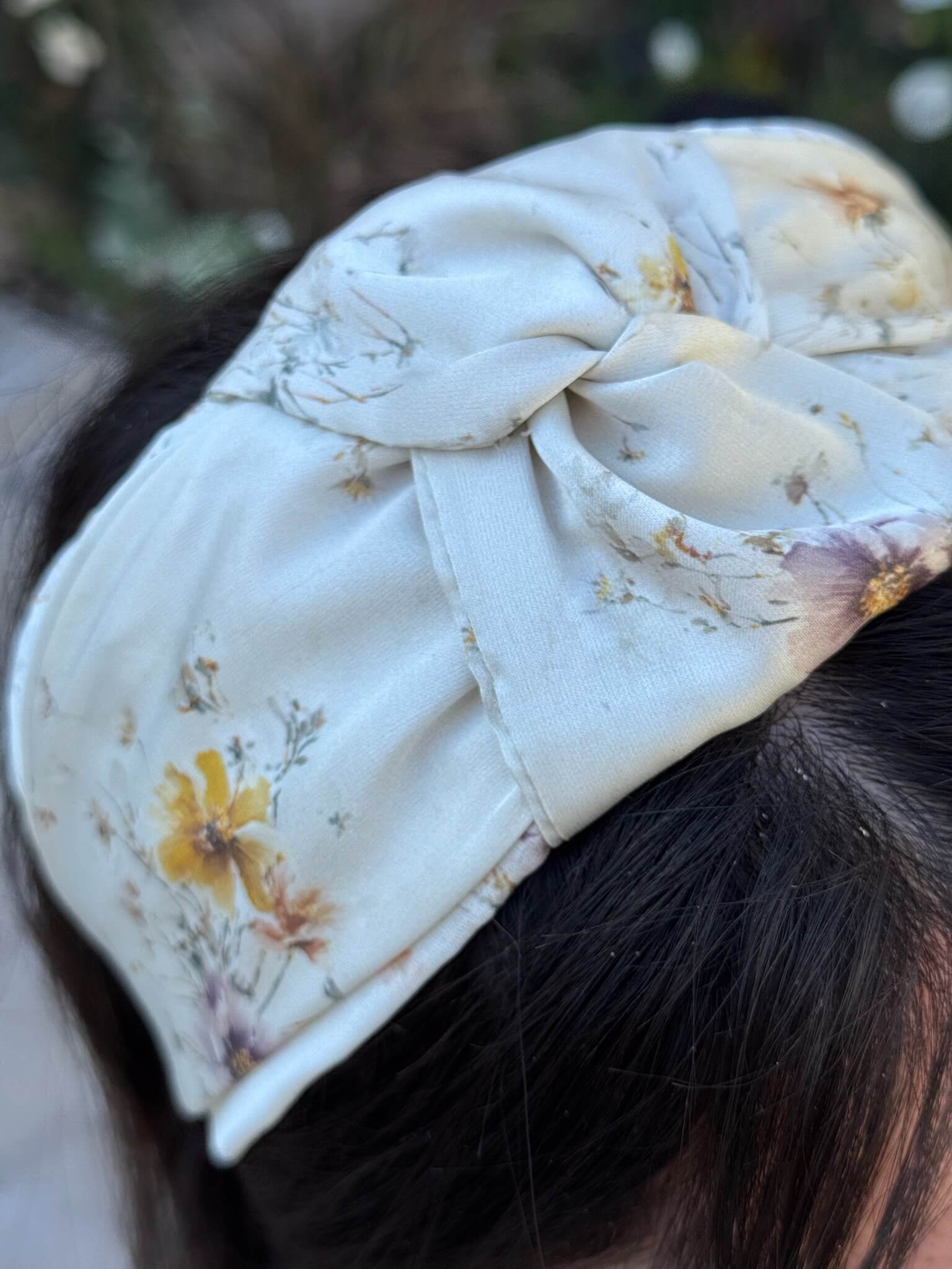 קשת לשיער שיפון פירחוני על בסיס שמנת