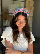 קשת לשיער שיפון פירחוני בגווני פסטל רכים תכלת ורוד סגול ואפרסק בשילוב פייט עדין