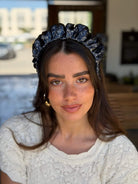 קשת לשיער שיפון כחול נייבי הדפס פירחוני בגווני אפור כסף