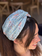 מיני טורבן שיפון עם פייט זהב עדין פירחוני עדין על בסיס תכלת