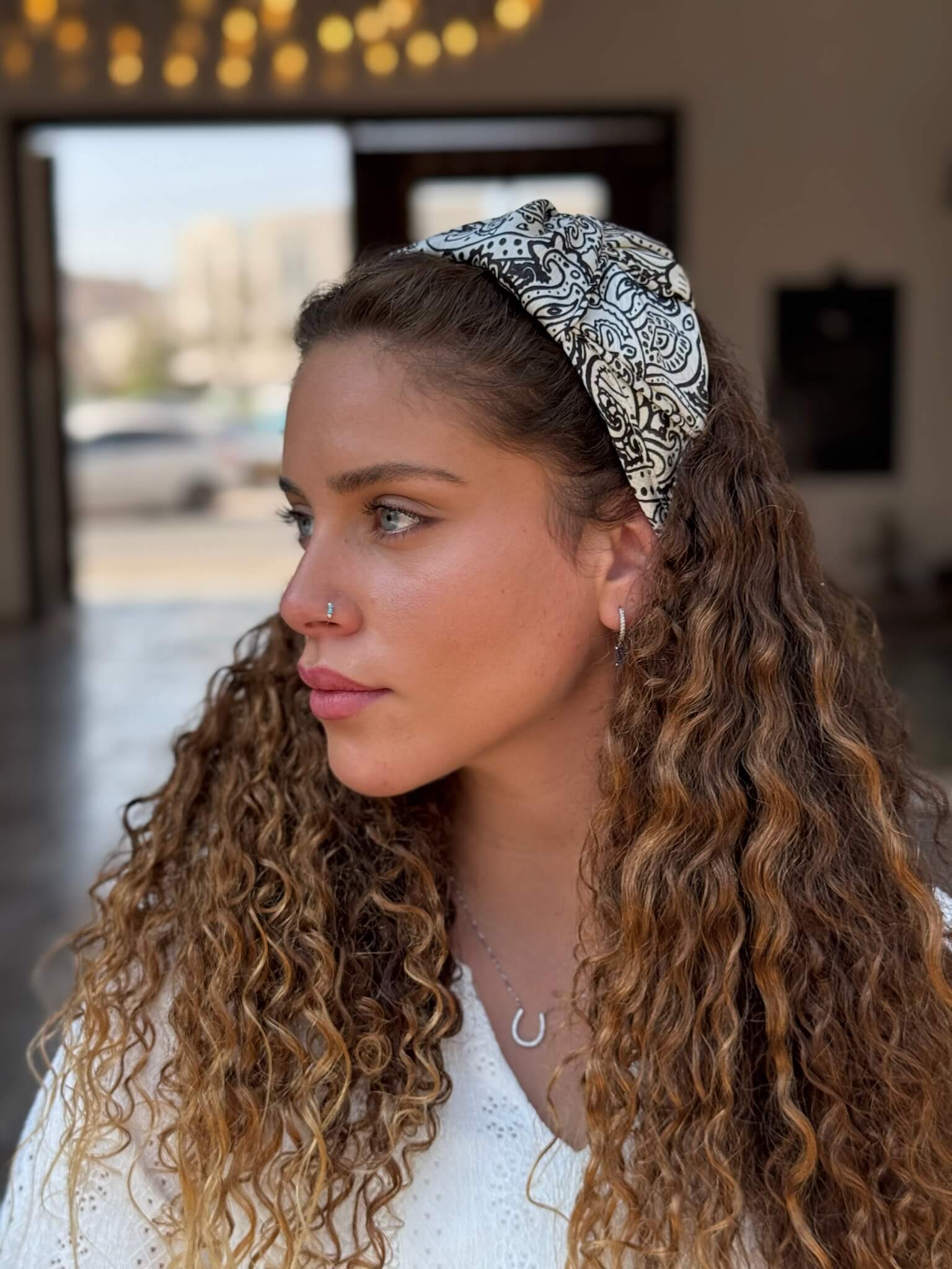 קשת לשיער שיפון פייזלי לבן ושחור