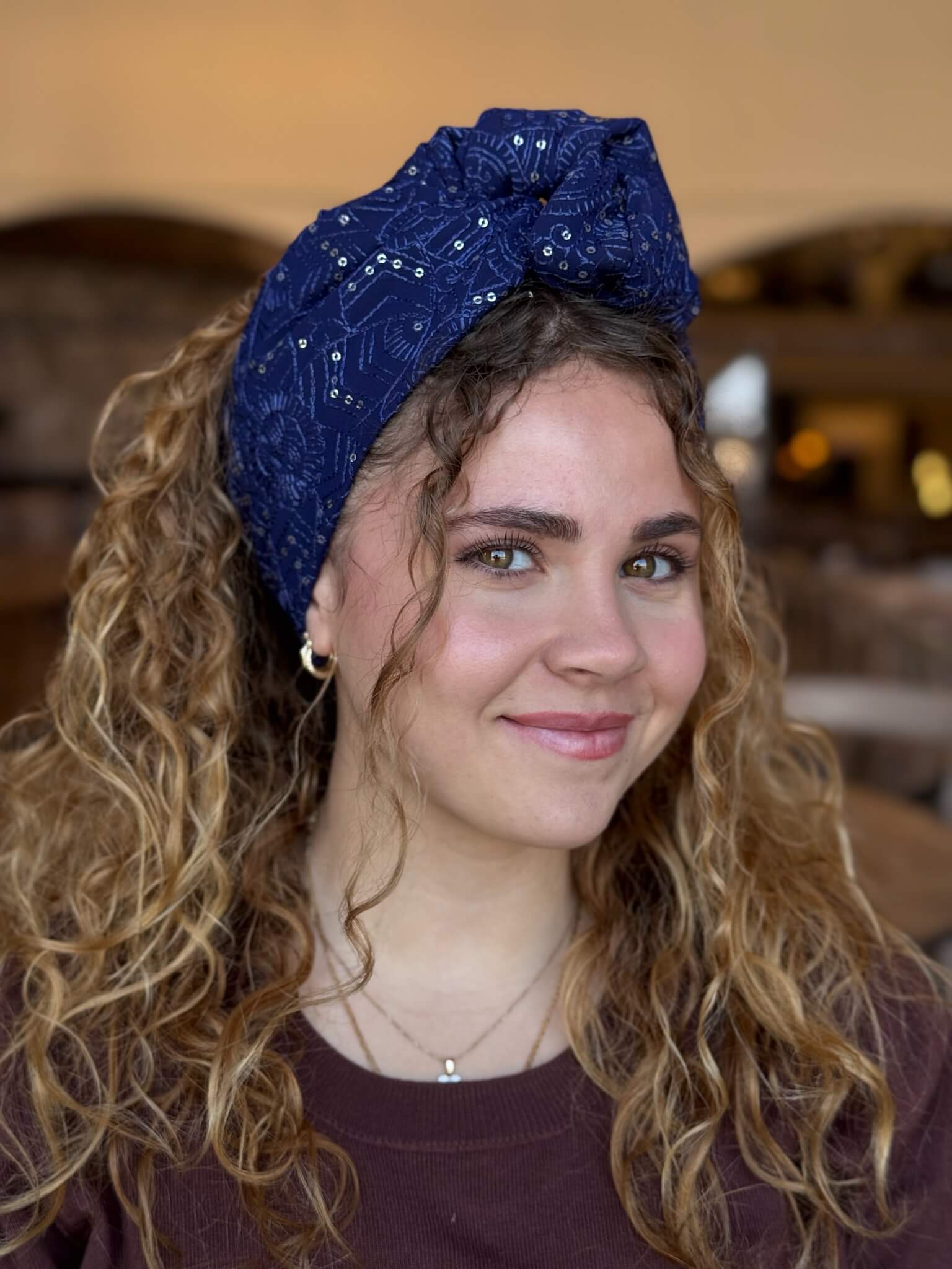 סרט קשירה לשיער רקמה ופייטים כחול נייבי פרחונית וזהב