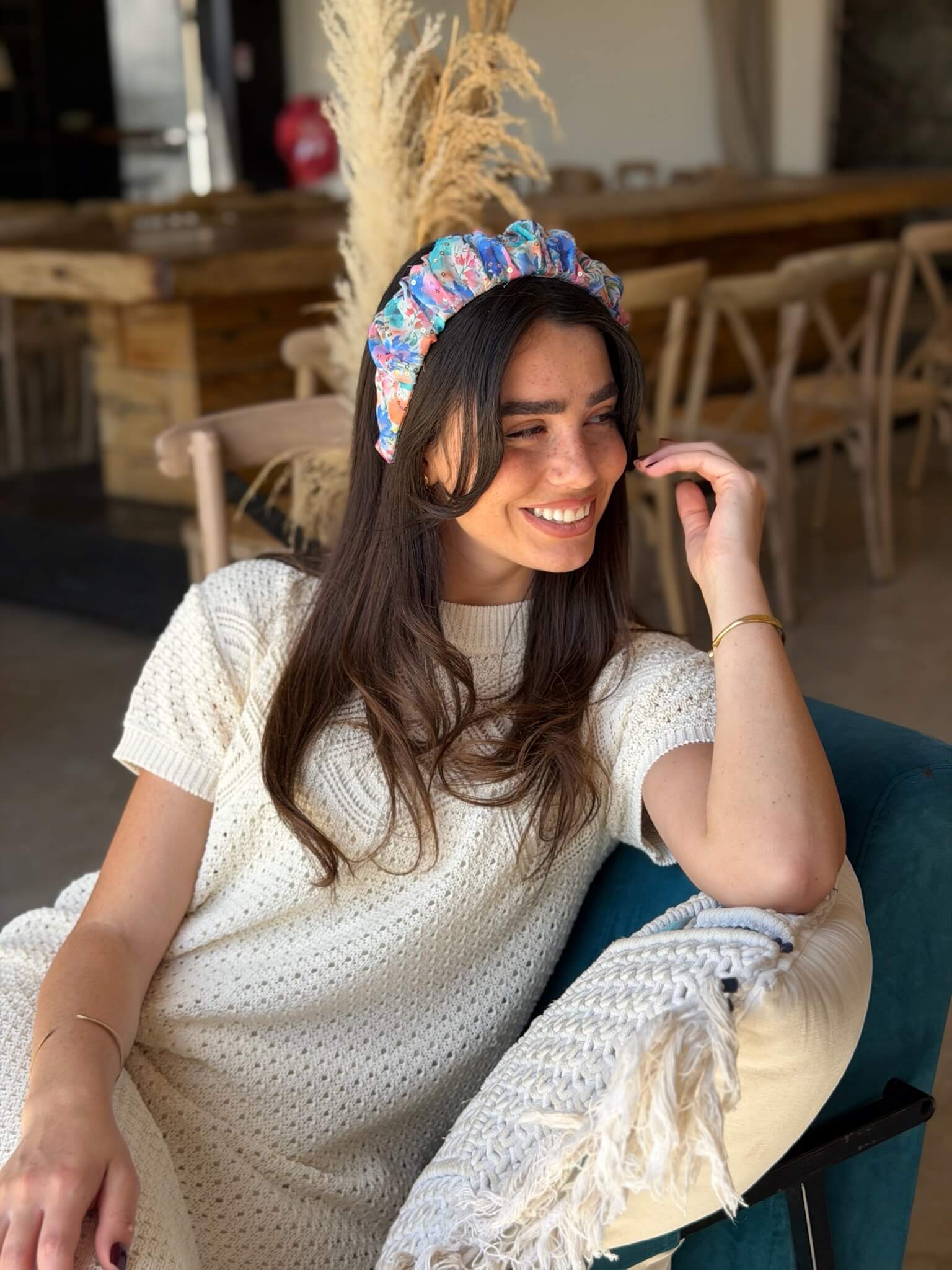 קשת לשיער שיפון פירחוני בגווני פסטל רכים תכלת ורוד סגול ואפרסק בשילוב פייט עדין