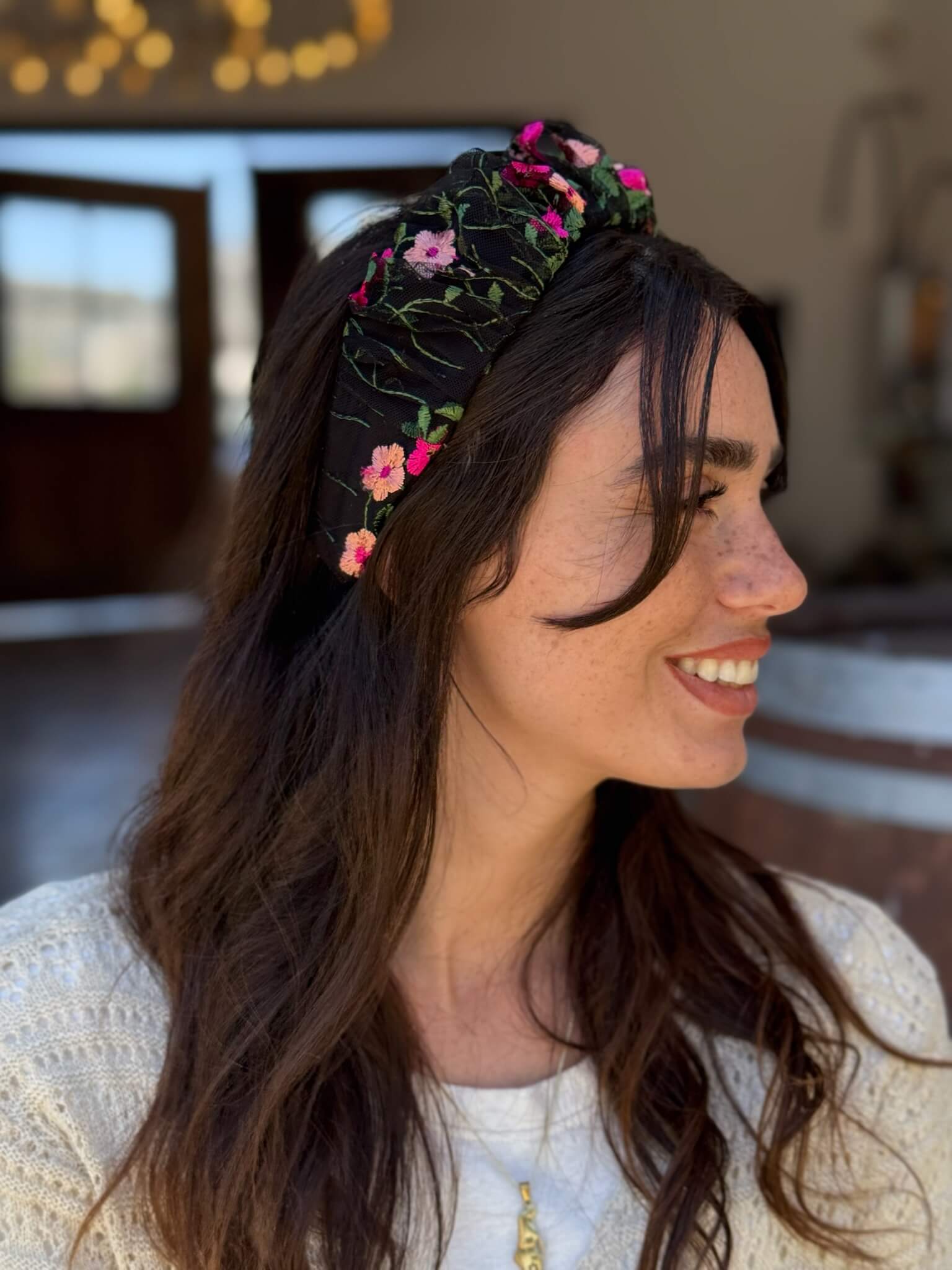 קשת לשיער רשת שחור עם פרחים רקומים ציבעוני