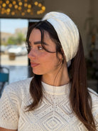 מיני טורבן אוף ווייט עם טקסטורת פרחים עדינה צבע על צבע