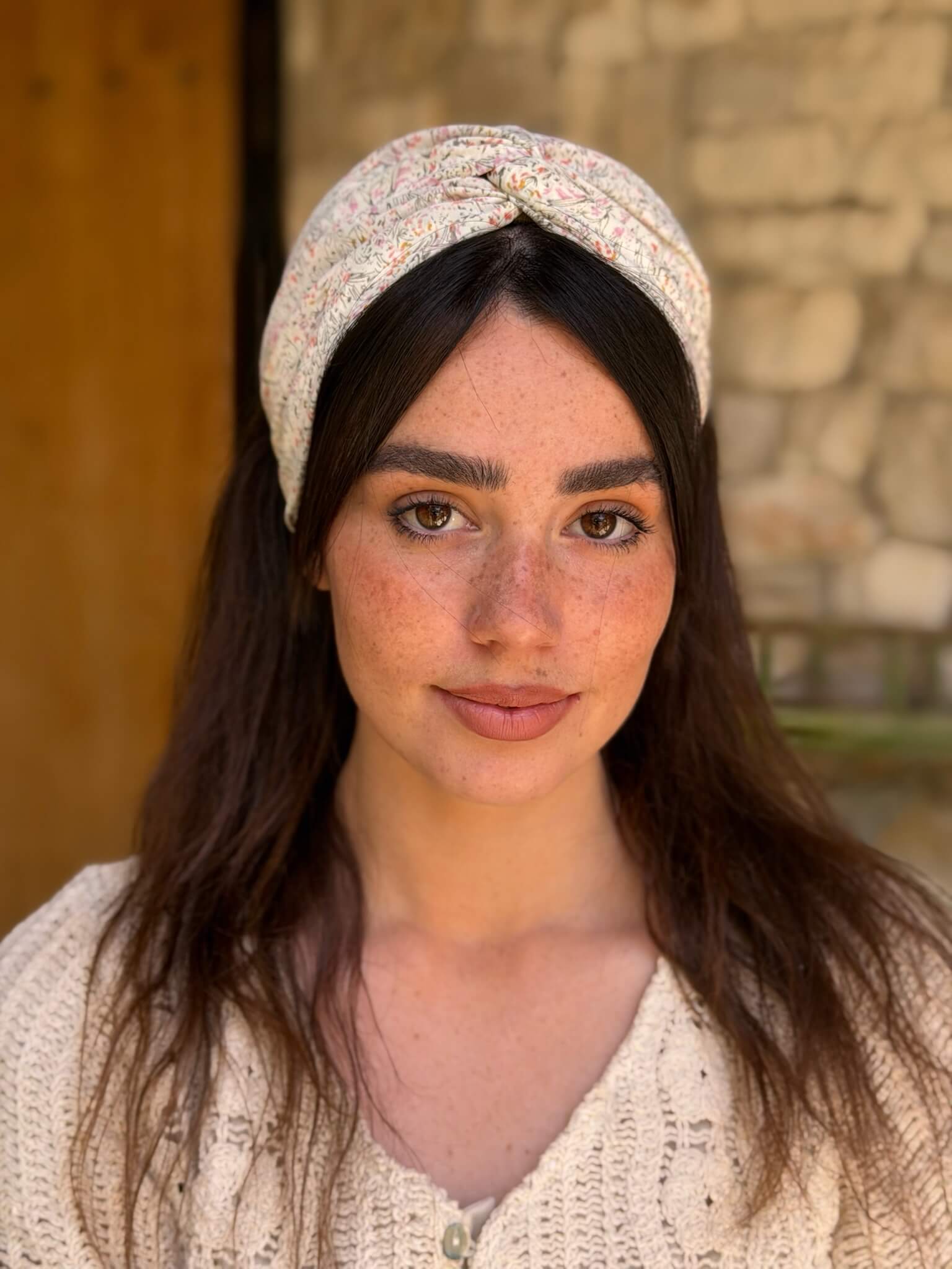 מיני טורבן שיפון פירחוני עדין על בסיס אוף ווייט