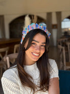 קשת לשיער שיפון פירחוני בגווני פסטל רכים תכלת ורוד סגול ואפרסק בשילוב פייט עדין
