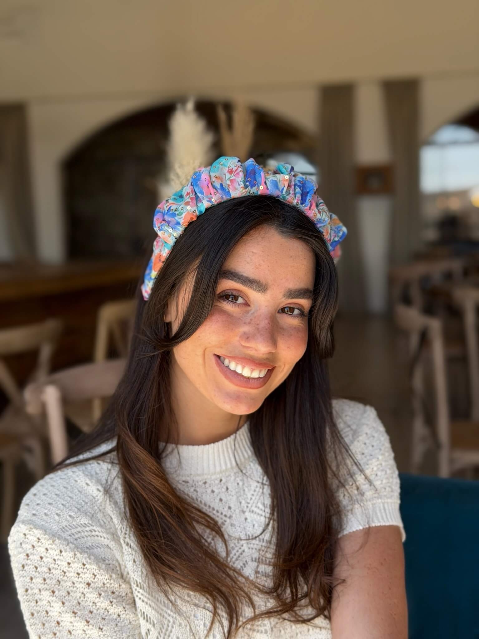 קשת לשיער שיפון פירחוני בגווני פסטל רכים תכלת ורוד סגול ואפרסק בשילוב פייט עדין