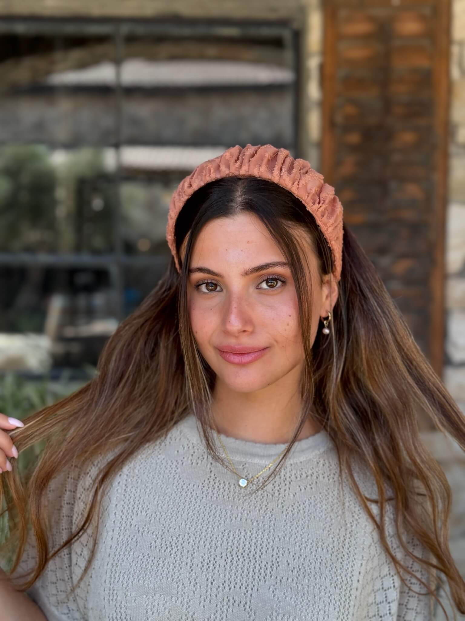 קשת לשיער שיפון רקום בז חמרה