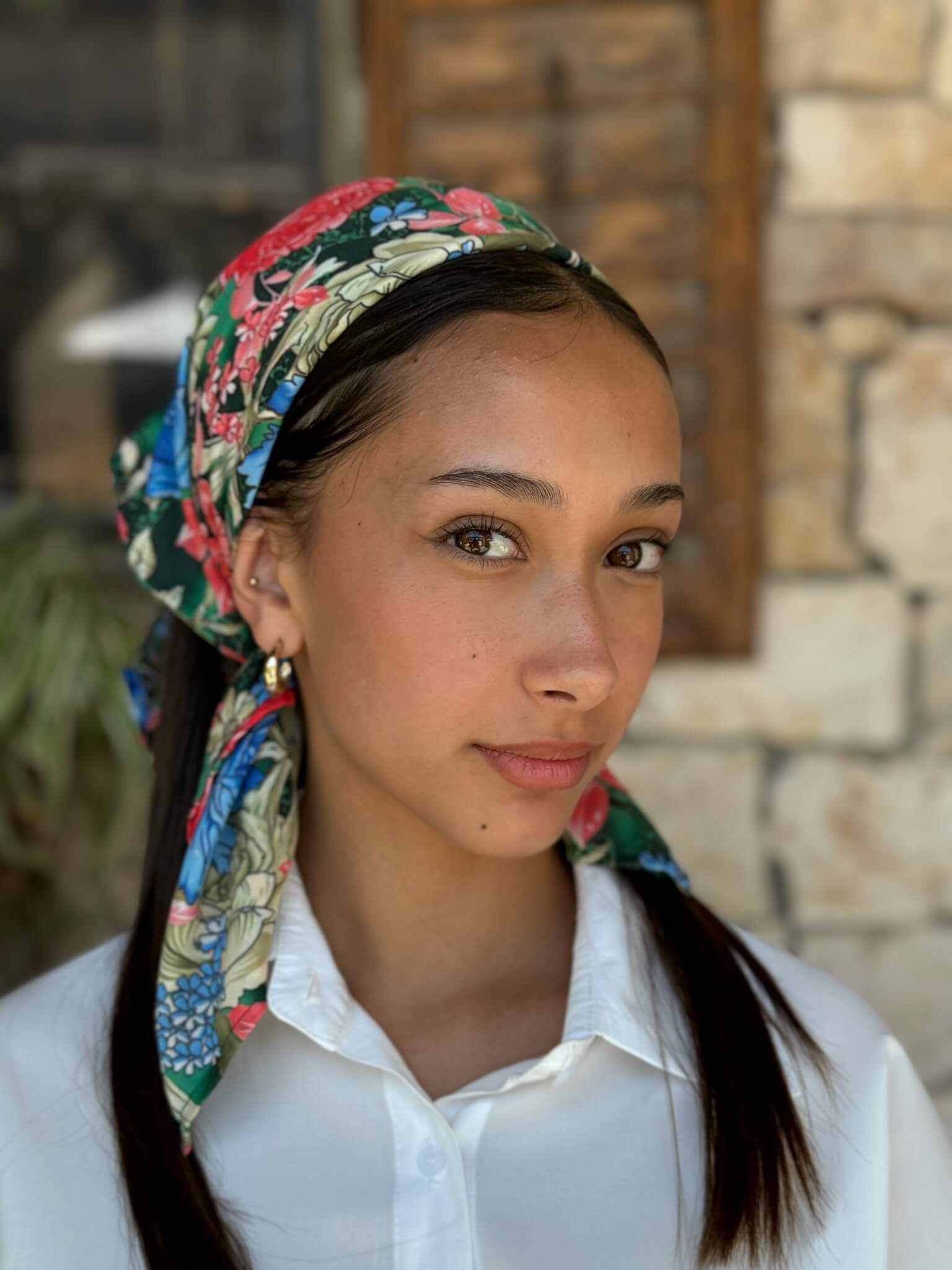 ריבוע פרחוני על בסיס ירוק