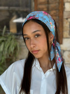ריבוע פרחוני ורוד על בסיס תכלת