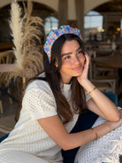 קשת לשיער שיפון פירחוני בגווני פסטל רכים תכלת ורוד סגול ואפרסק בשילוב פייט עדין