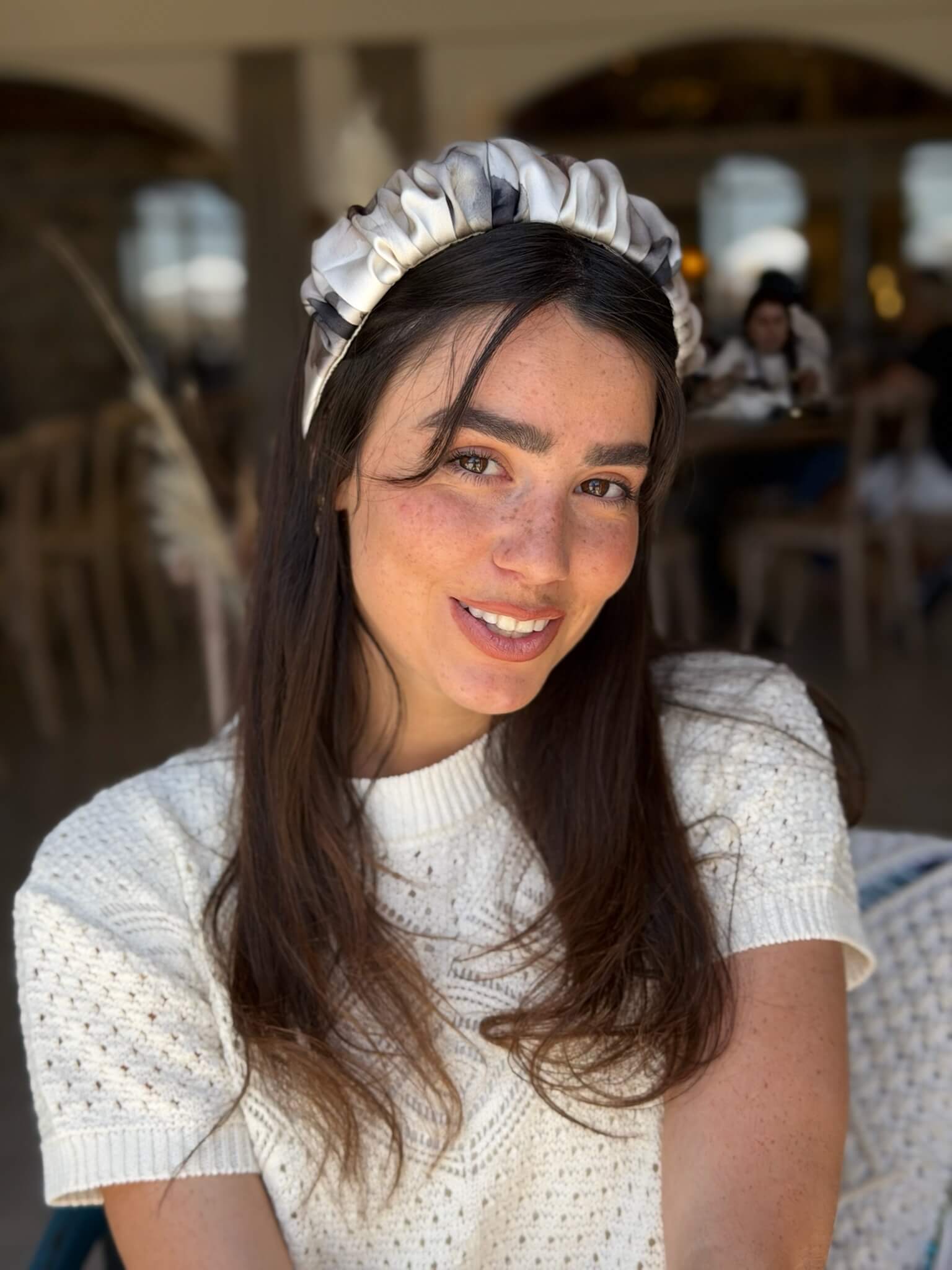 קשת לשיער שיפון בגווני שמנת אפור ושחור בסגנון צבעי מים