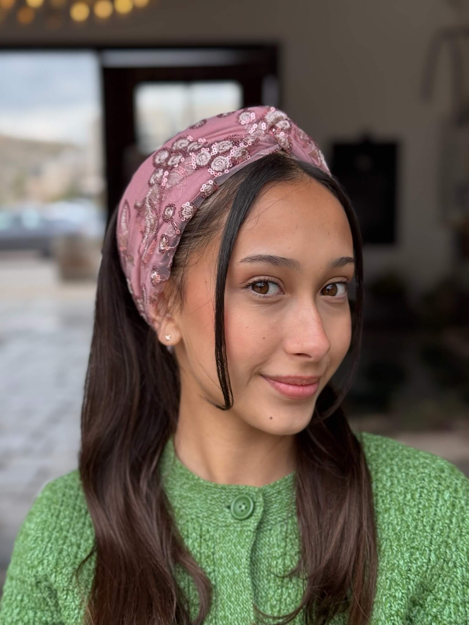 מיני טורבן רקמה ופייט על בסיס רשת ורוד עתיק פרחוני