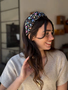 קשת לשיער רקמה ופייט על בסיס רשת שחור פירחוני צבעוני
