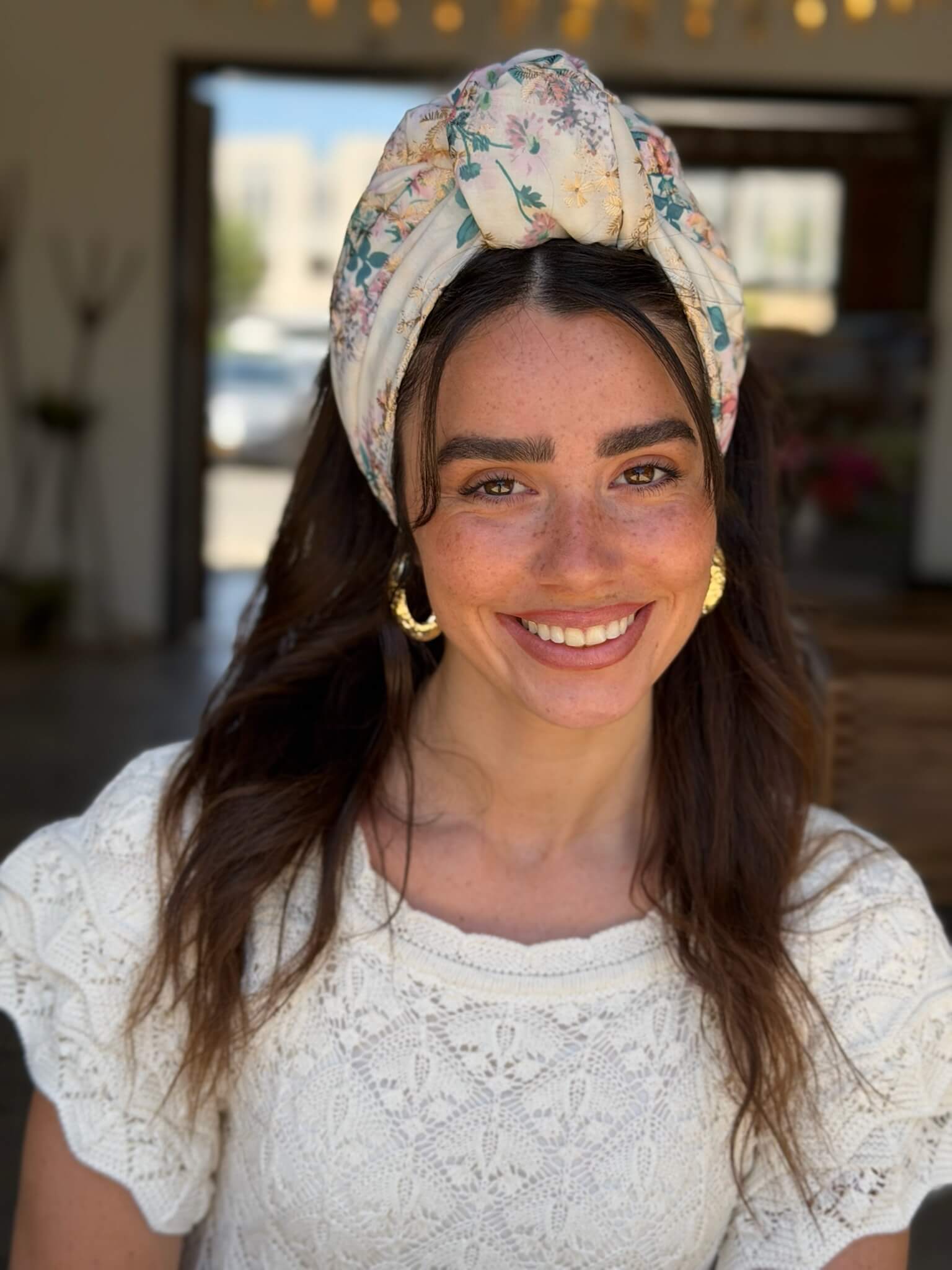 סרט קשירה לשיער שיפון על בסיס שמנת רקומה עם הדפס פרחים