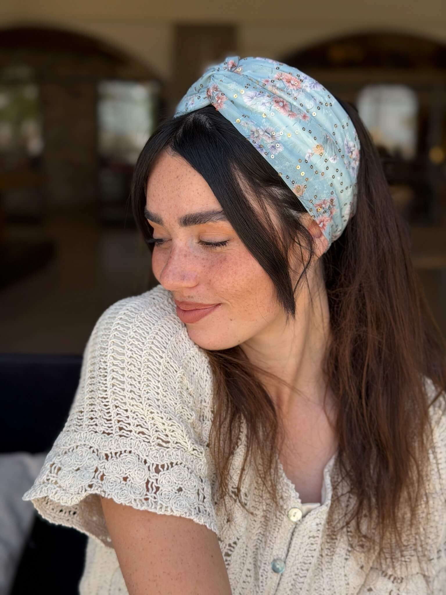 מיני טורבן שיפון עם פייט זהב עדין פירחוני עדין על בסיס תכלת